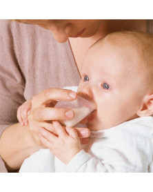 bébé buvant avec le gobelet Medela