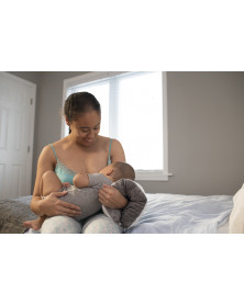 maman et bébé avec brassard d'allaitement lansinoh